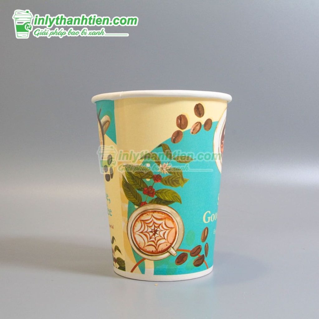 Ly 14oz in logo, khách chụp ảnh quảng bá quán trà sữa.