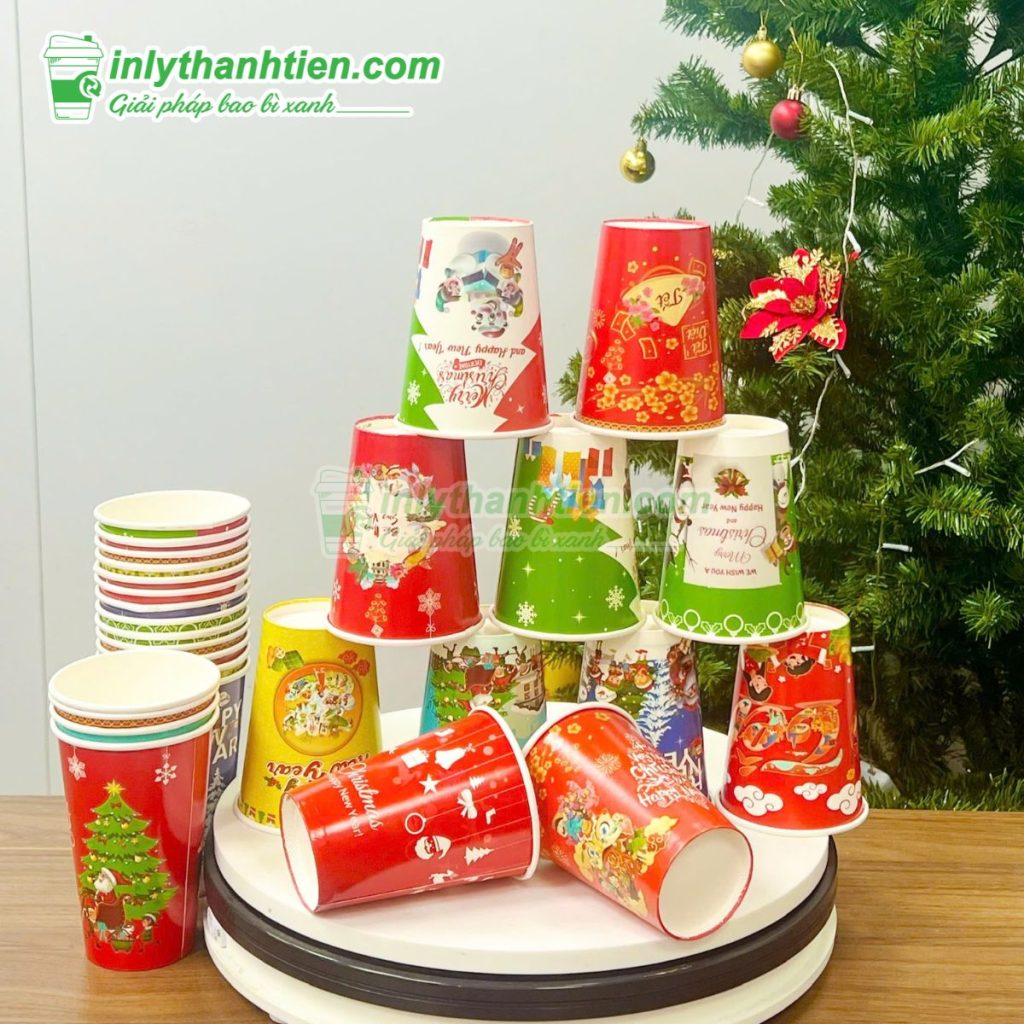 Ly giấy 16oz in logo, chứa trà sữa, nền gỗ, phong cách take-away