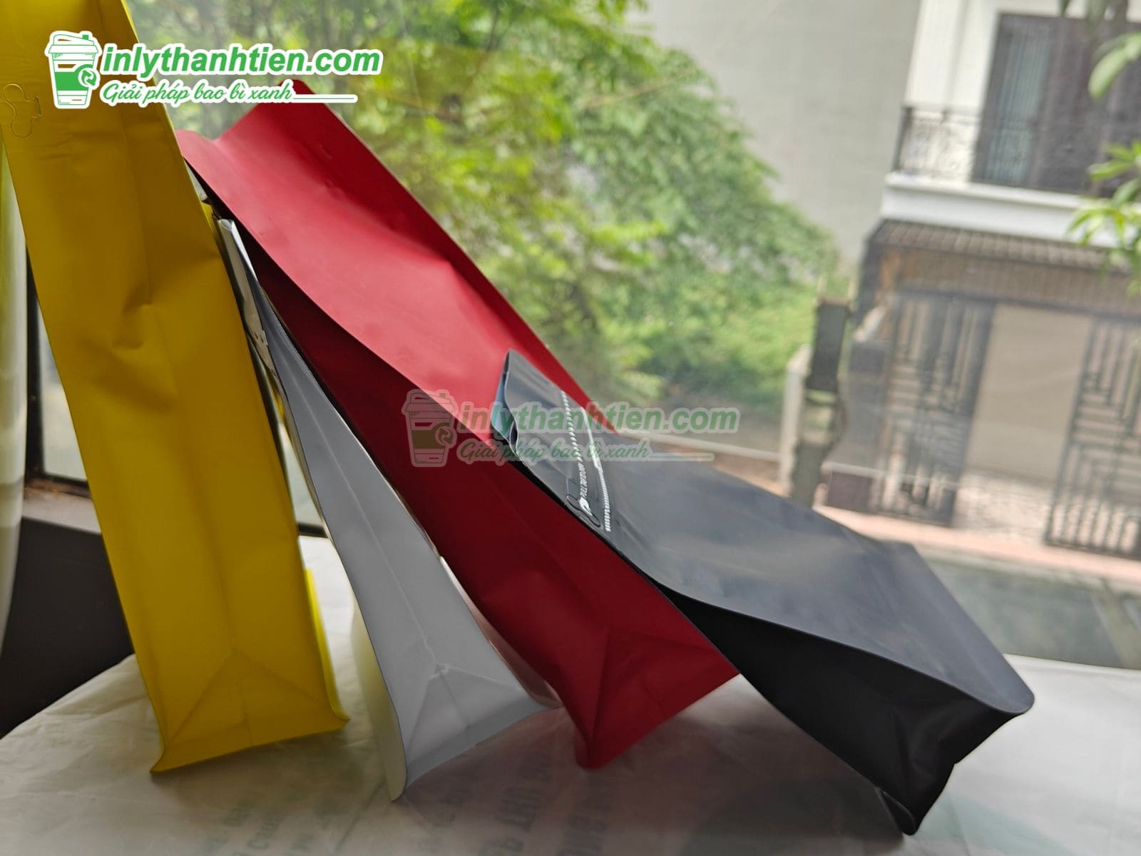 Túi zip màu đỏ
