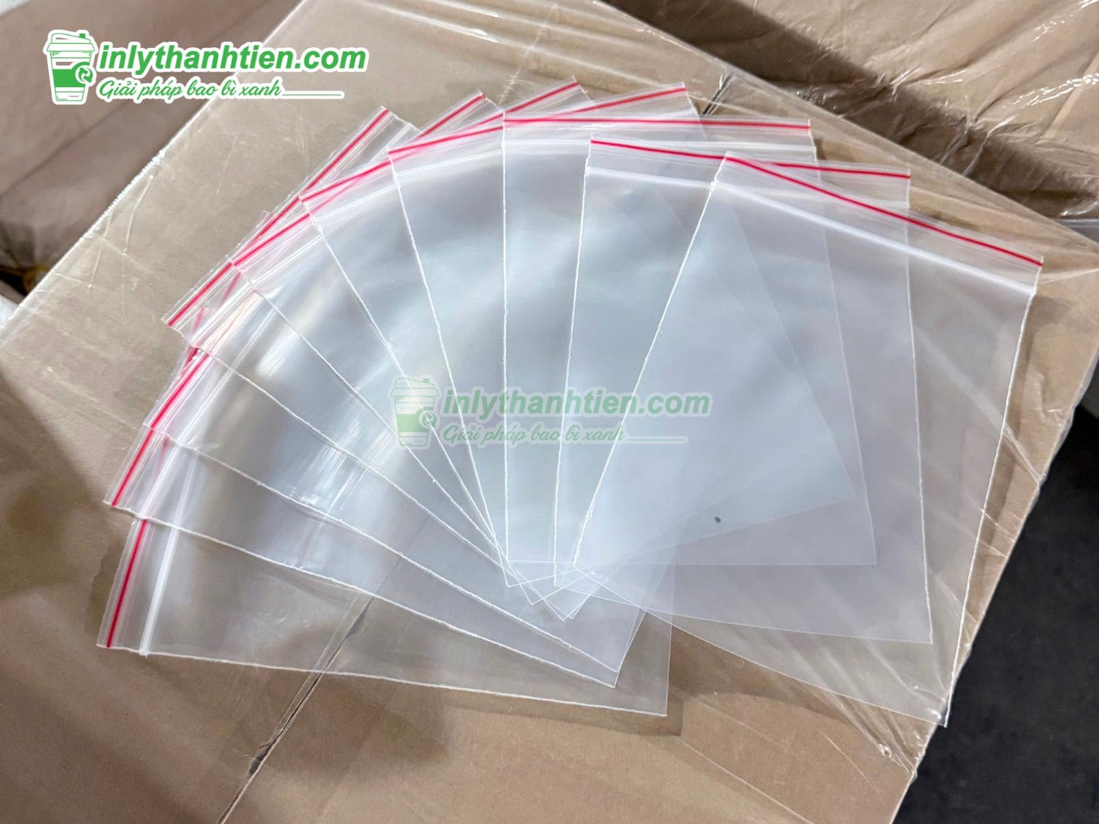 Túi zip trong chỉ đỏ