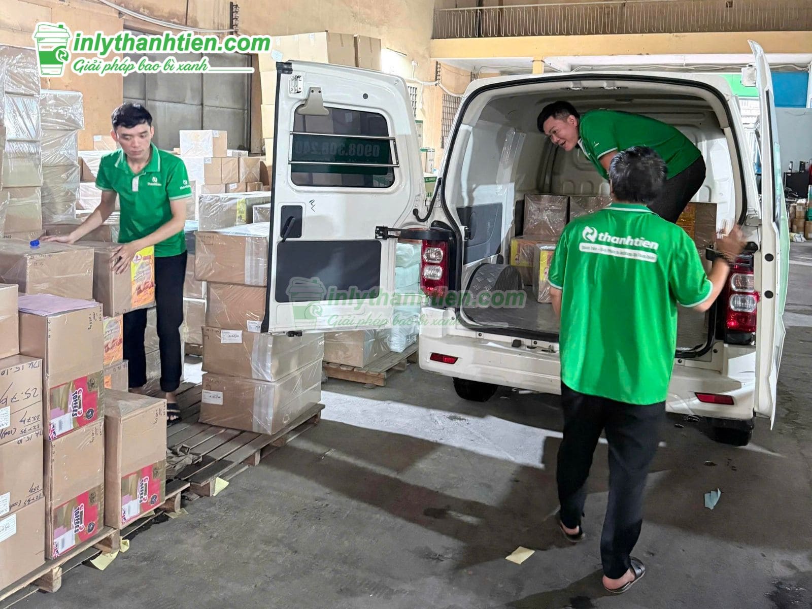 Xe vận chuyển bao bì nhựa đến tận tay khách hàng của Thành Tiến